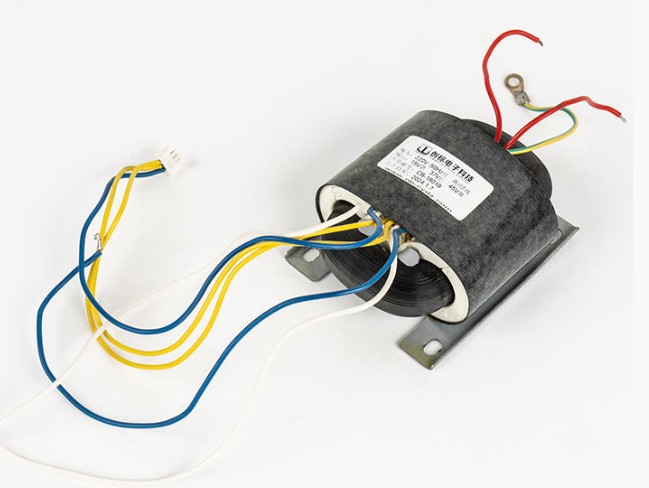 Pourquoi la conception à noyau circulaire du transformateur de type R peut-elle réduire considérablement les pertes d'énergie et améliorer l'efficacité de la conversion ?