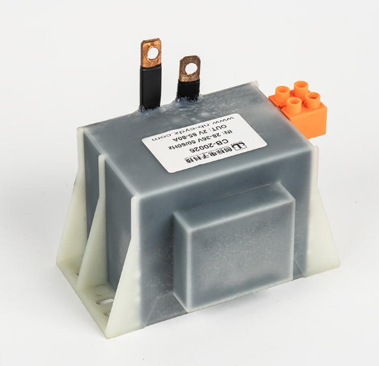 Quelles sont les principales considérations de conception pour la dissipation thermique dans les transformateurs de type R pour les environnements d'installation à haute densité ?