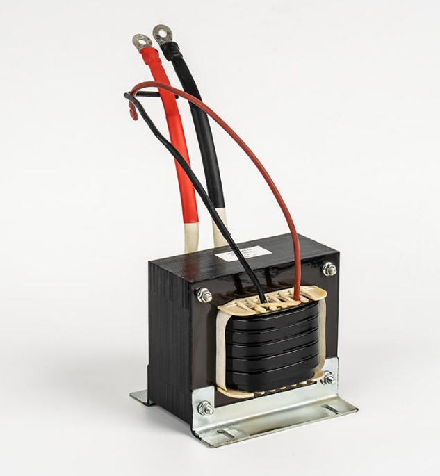 Quels phénomènes provoque la saturation du noyau dans un transformateur onduleur ?